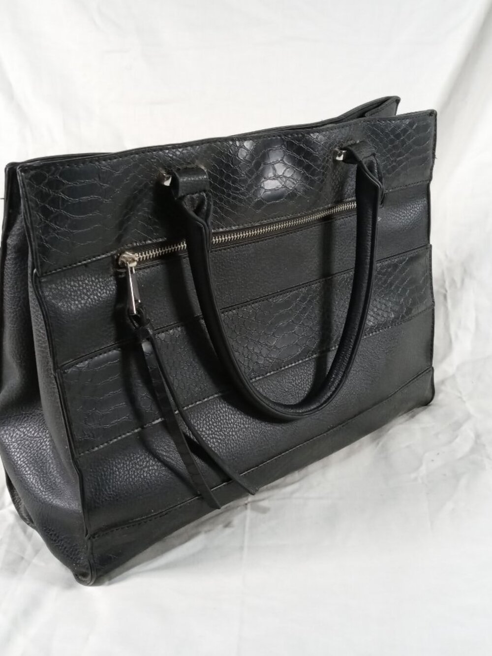 Women JustFab Black Shoulder Carry Handbag Purse in Good Cond